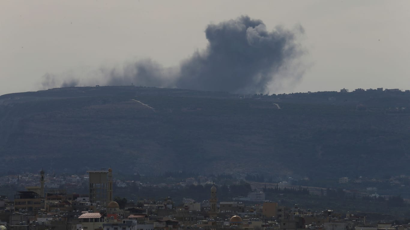 Rauch steigt im Libanon auf (Archivbild): Die israelische Armee und die Terrororganisation Hisbollah liefern sich weiter Kämpfe.