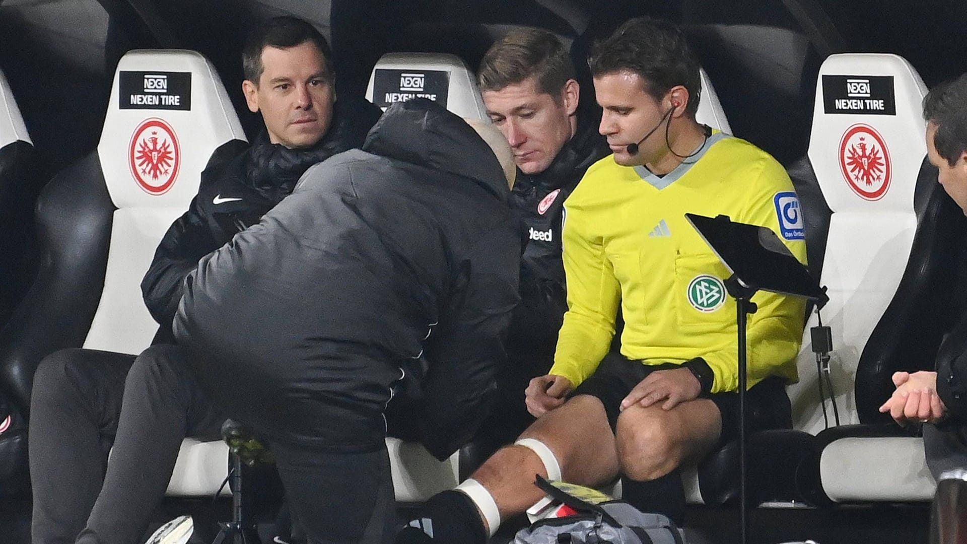 Felix Brych (gelbe Trikot) erlebte einen gebrauchten Abend in Frankfurt. Felix Brych (gelbe Trikot) erlebte einen gebrauchten Abend in Frankfurt.