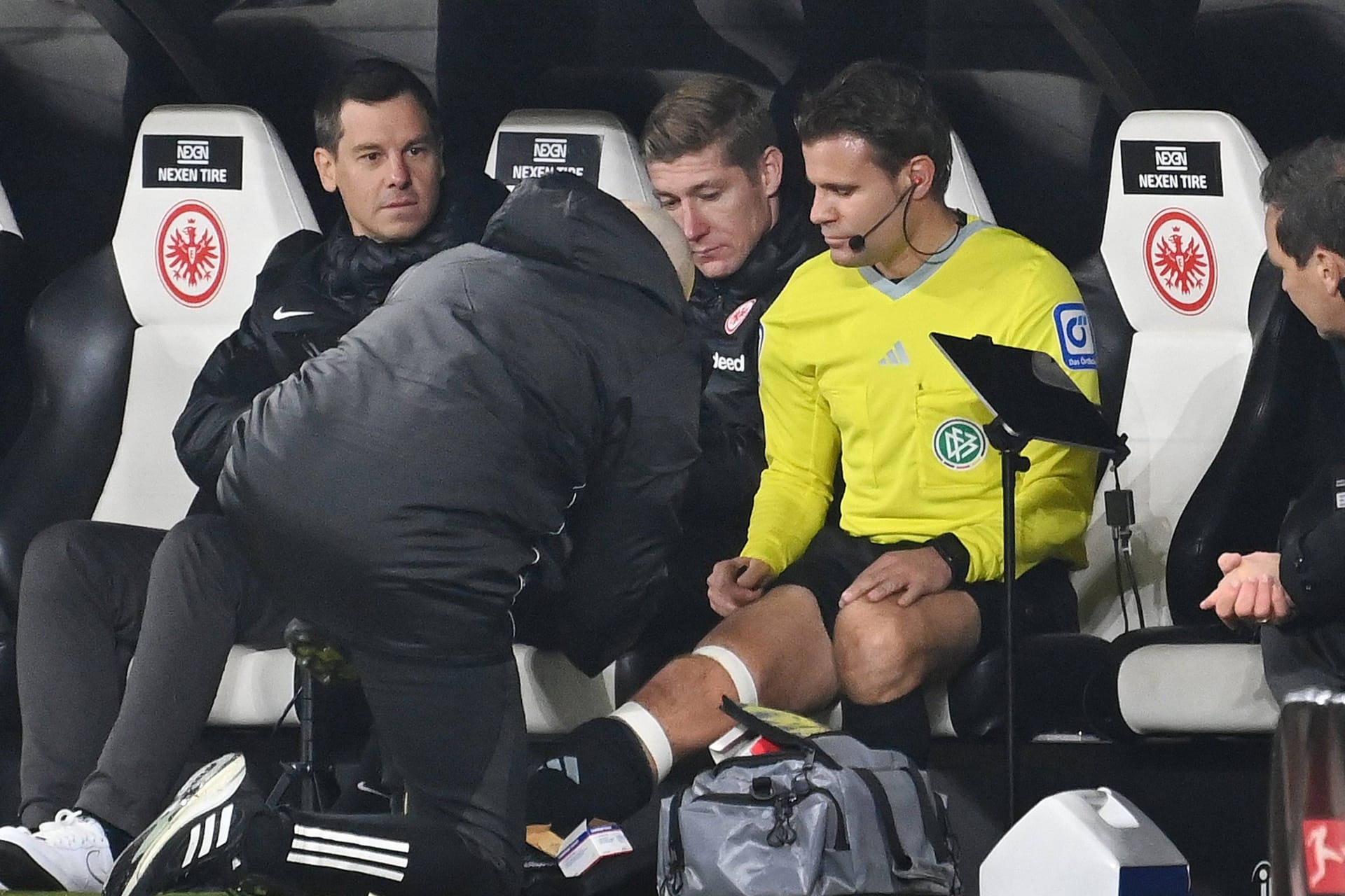 Felix Brych (gelbe Trikot) erlebte einen gebrauchten Abend in Frankfurt.