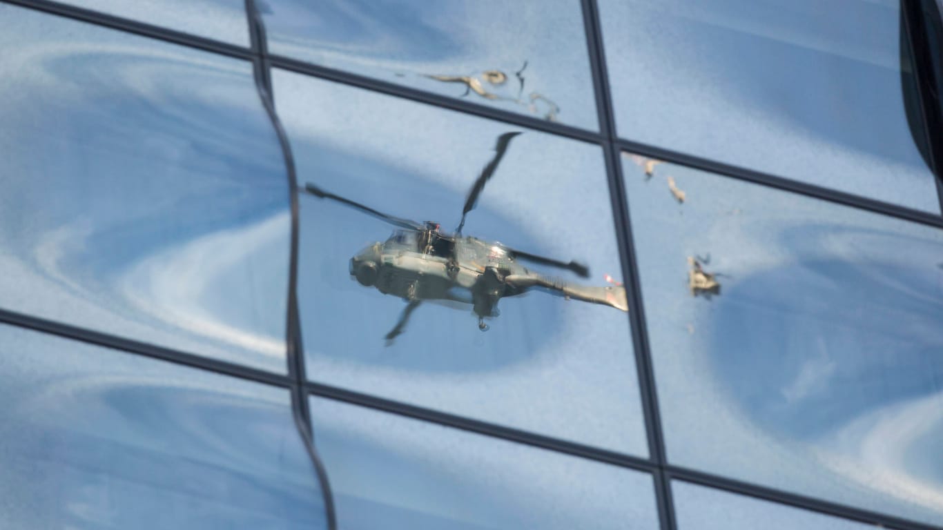 Ein Hubschauber der Polizei spiegelt sich in der Glasfassade Elbphilharmonie (Archivbild): Ein Bewohner der Luxus-Wohnungen sorgte für einen Einsatz.