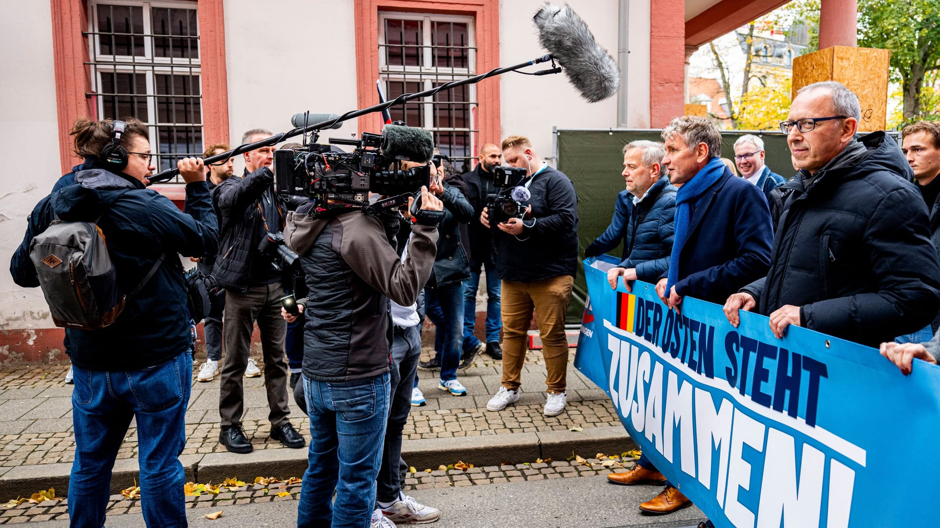 Ein Kamerateam bei einer AfD-Veranstaltung (Symbolbild): Der angegriffene Journalist hat Anzeige erstattet. Ein Kamerateam bei einer AfD-Veranstaltung (Symbolbild): Der angegriffene Journalist hat Anzeige erstattet.