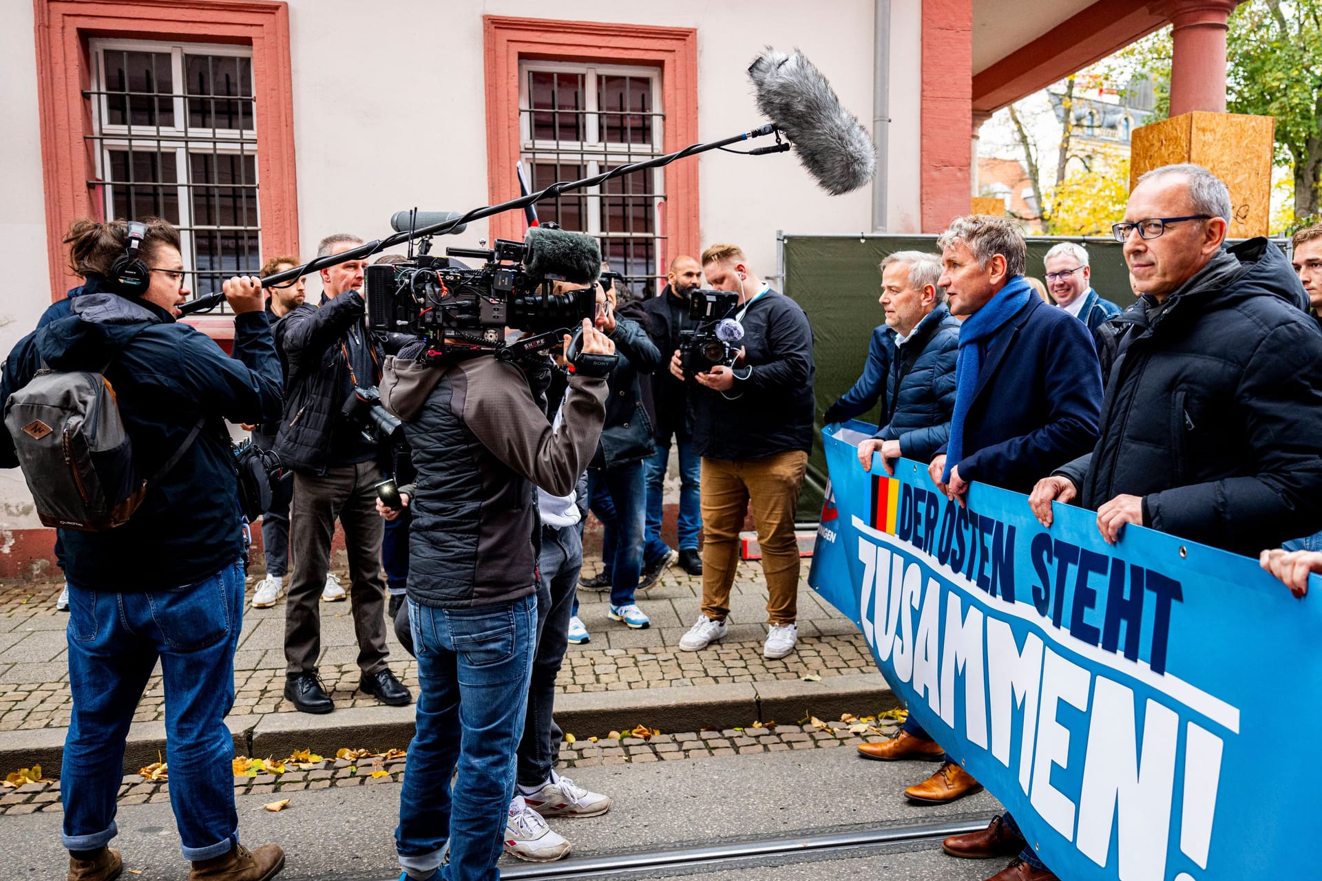 Ein Kamerateam bei einer AfD-Veranstaltung (Symbolbild): Der angegriffene Journalist hat Anzeige erstattet.