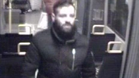 Berlin: Die Polizei sucht diesen Mann. Er soll im Februar einen Senioren ausgeraubt haben. Berlin: Die Polizei sucht diesen Mann. Er soll im Februar einen Senioren ausgeraubt haben.
