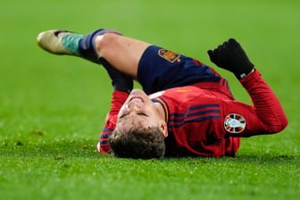 Spaniens Gavi liegt verletzt am Boden: Die spanischen Fans befürchten einen Kreuzbandriss.