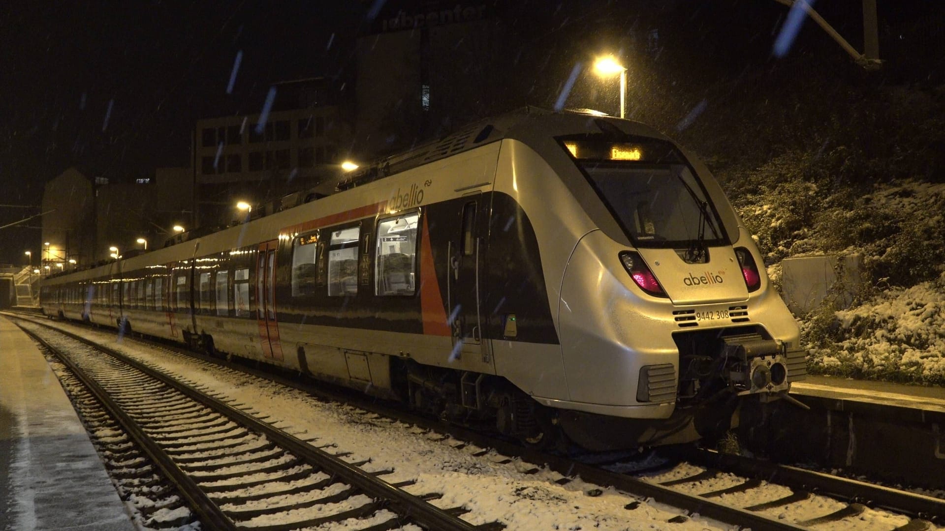 Die Reisenden mussten die Bahn verlassen.