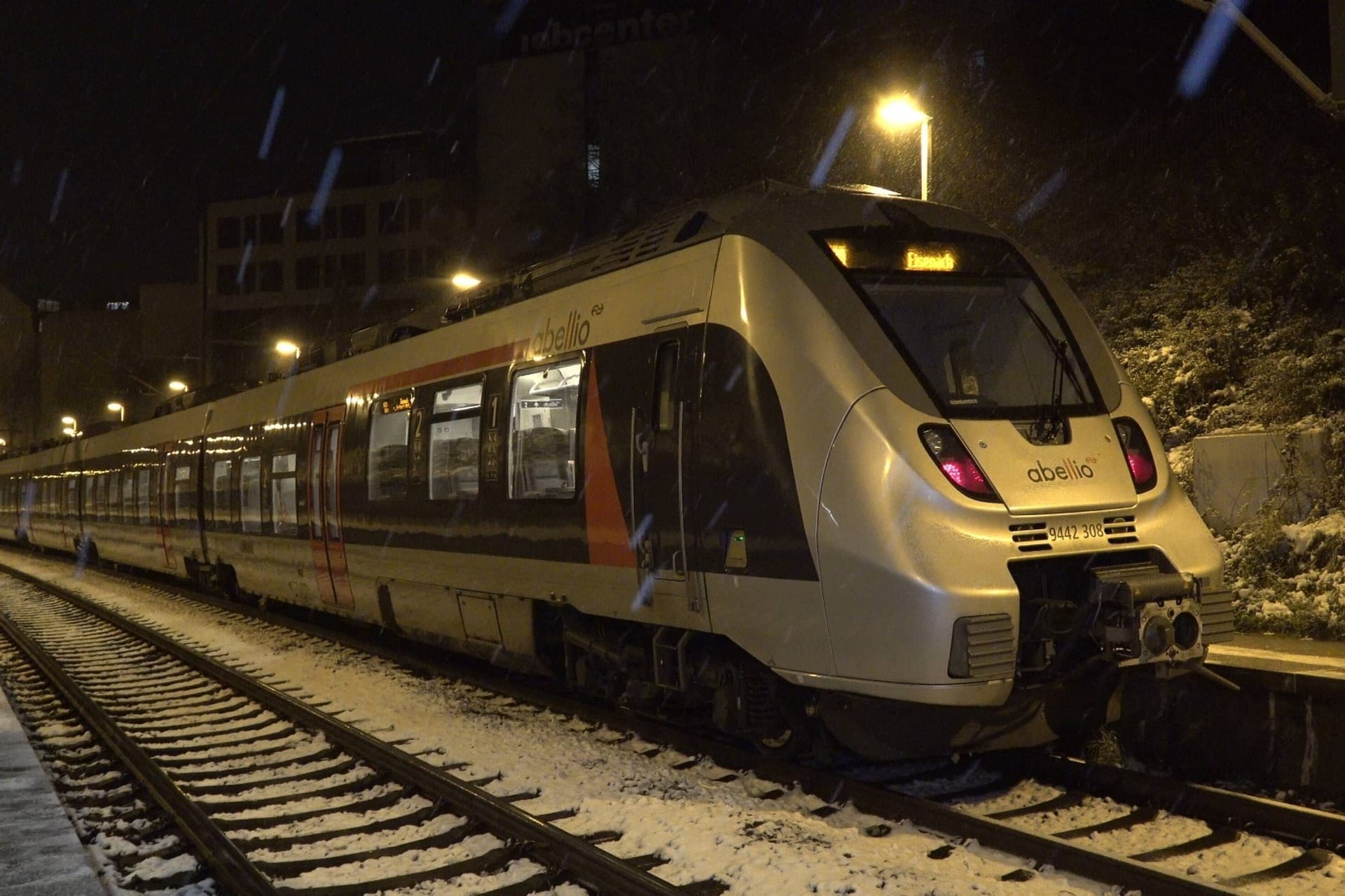 Die Reisenden mussten die Bahn verlassen.