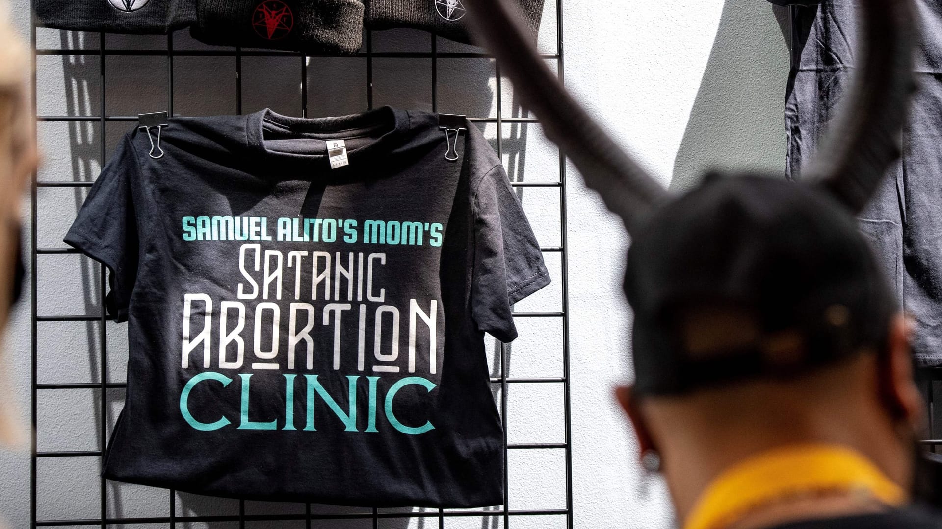 Merchandise der "Samuel Alito's Mom's Satanic Abortion Clinic" (Archivbild): Laut der Organisation handelt es sich bei der Klinik nicht um einen Witz.