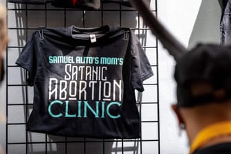 Merchandise der "Samuel Alito's Mom's Satanic Abortion Clinic" (Archivbild): Laut der Organisation handelt es sich bei der Klinik nicht um einen Witz.