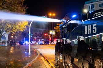 Wasserwerfer wird im Stadtteil Harburg während Ausschreitungen eingesetzt: In der Halloween-Nacht ist es in Hamburg zu Ausschreitungen gekommen.