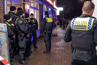 Beamte im Einsatz: Die Polizei sucht die Täter.