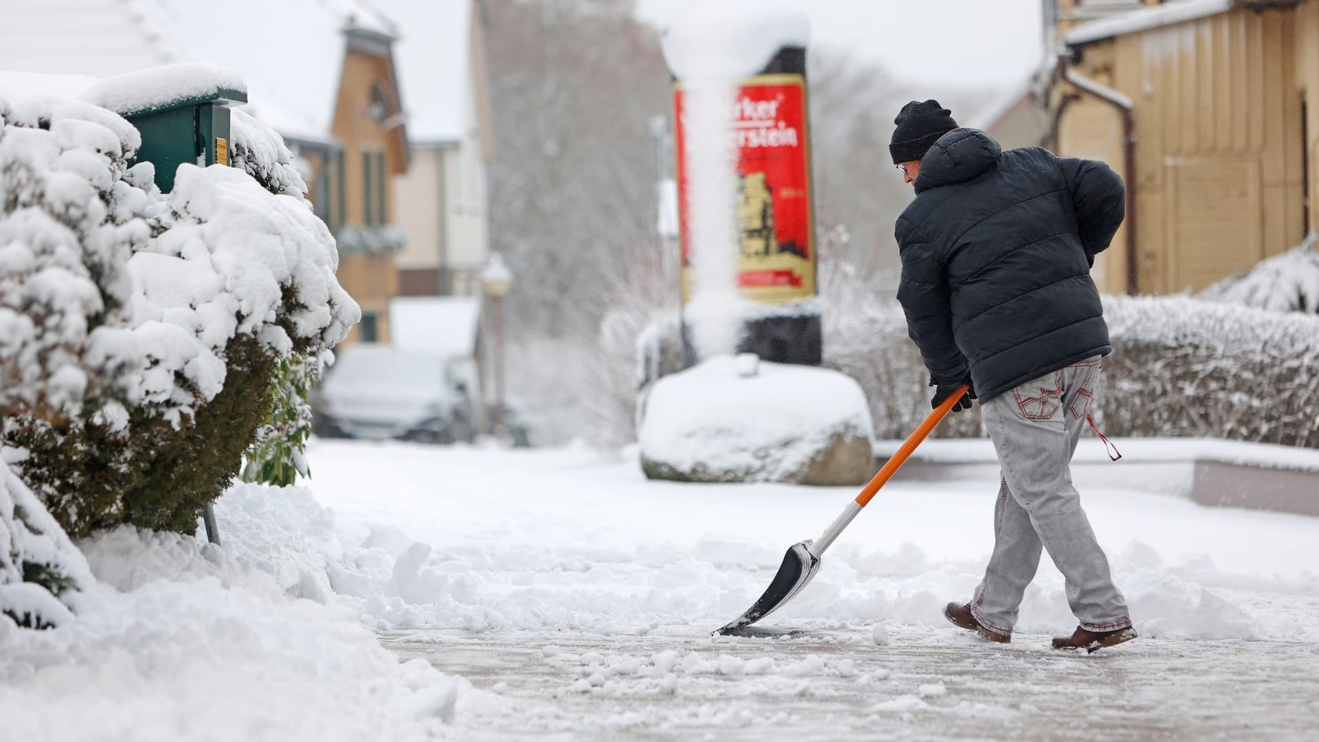Eine Person schippt Schnee Eine Person schippt Schnee