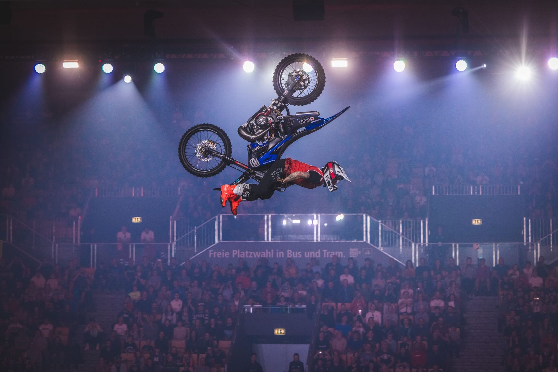 Ein Kader der weltweit besten Freestyle-Athleten präsentiert unglaubliche Stunts.