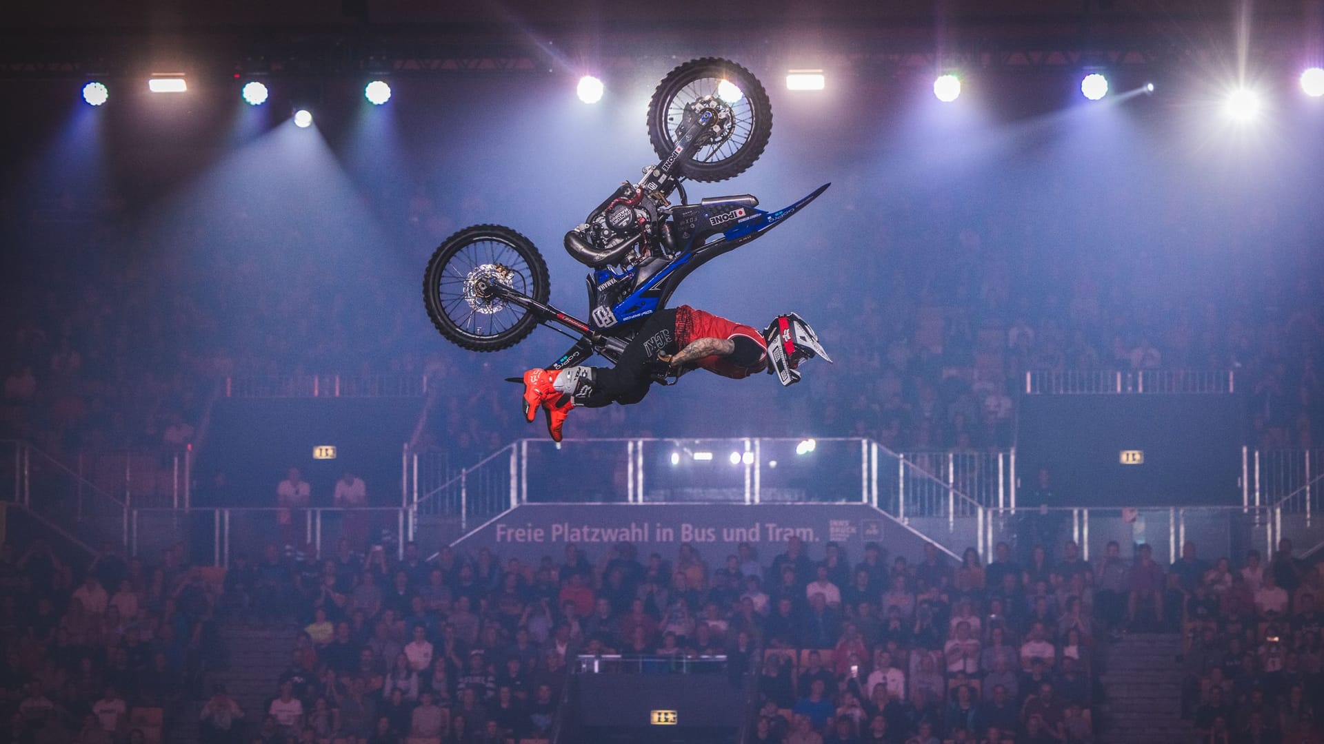 Ein Kader der weltweit besten Freestyle-Athleten präsentiert unglaubliche Stunts.