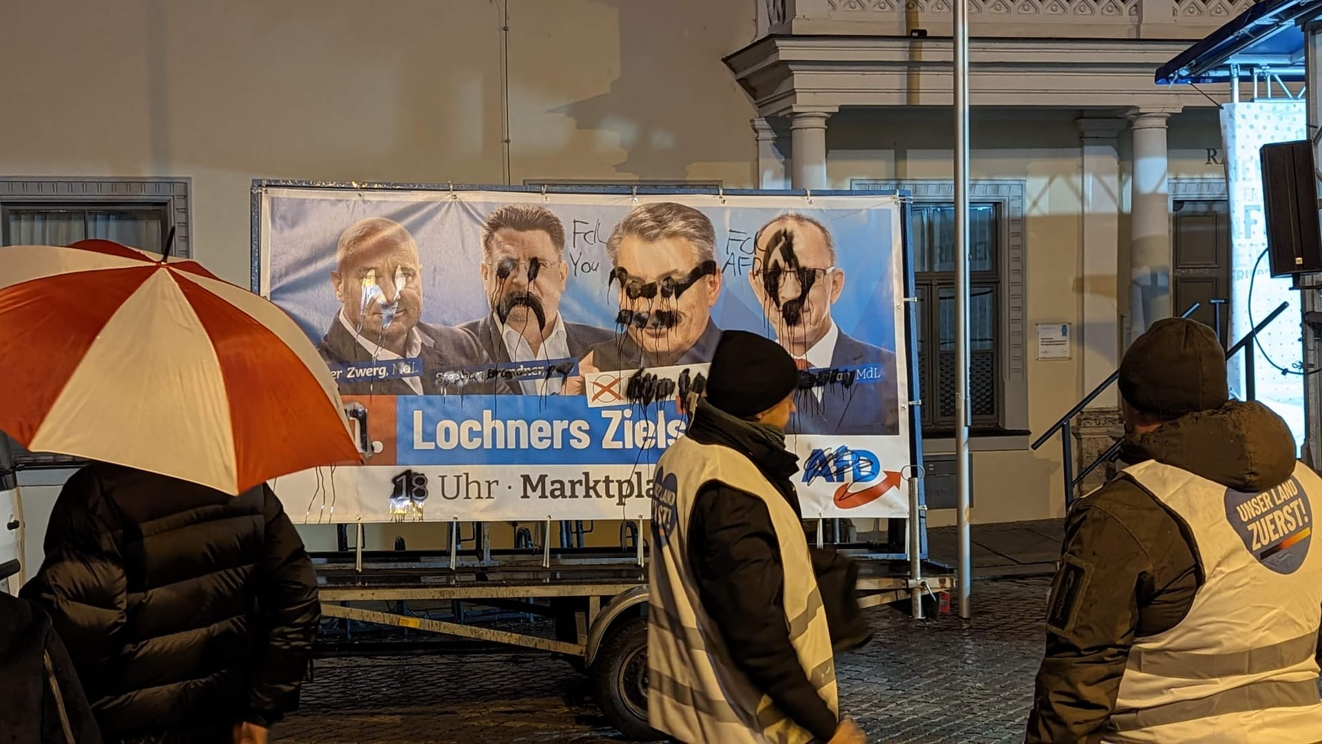 Im Vorfeld von "Lochners Zielspurt" wurde ein Ankündigungsbanner beschmiert: Die AfD versuchte das für sich zu nutzen und stellte das Plakat auf dem Markplatz aus.