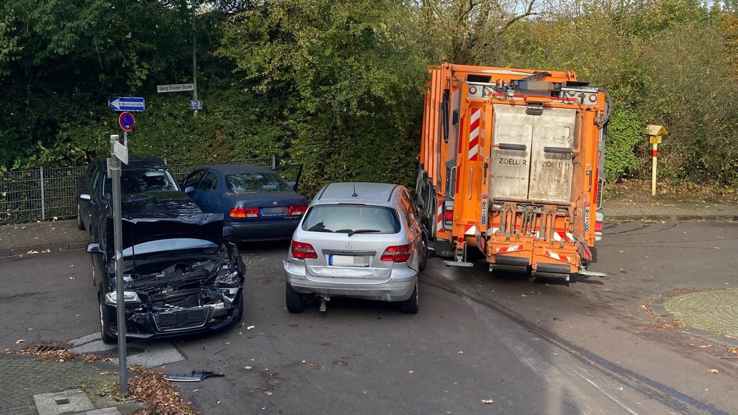 An der Einmündung Lindenstraße/Georg-Fischer-Straße beschädigte ein unkontrolliert rollender Müllwagen gleich sechs geparkte Autos.