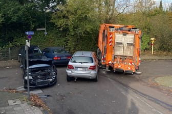 An der Einmündung Lindenstraße/Georg-Fischer-Straße beschädigte ein unkontrolliert rollender Müllwagen gleich sechs geparkte Autos.