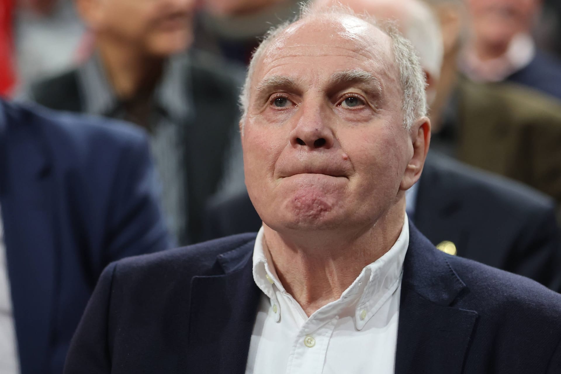 Uli Hoeneß: Auch der Ehrenpräsident verfolgte die Versammlung des FC Bayern aufmerksam.