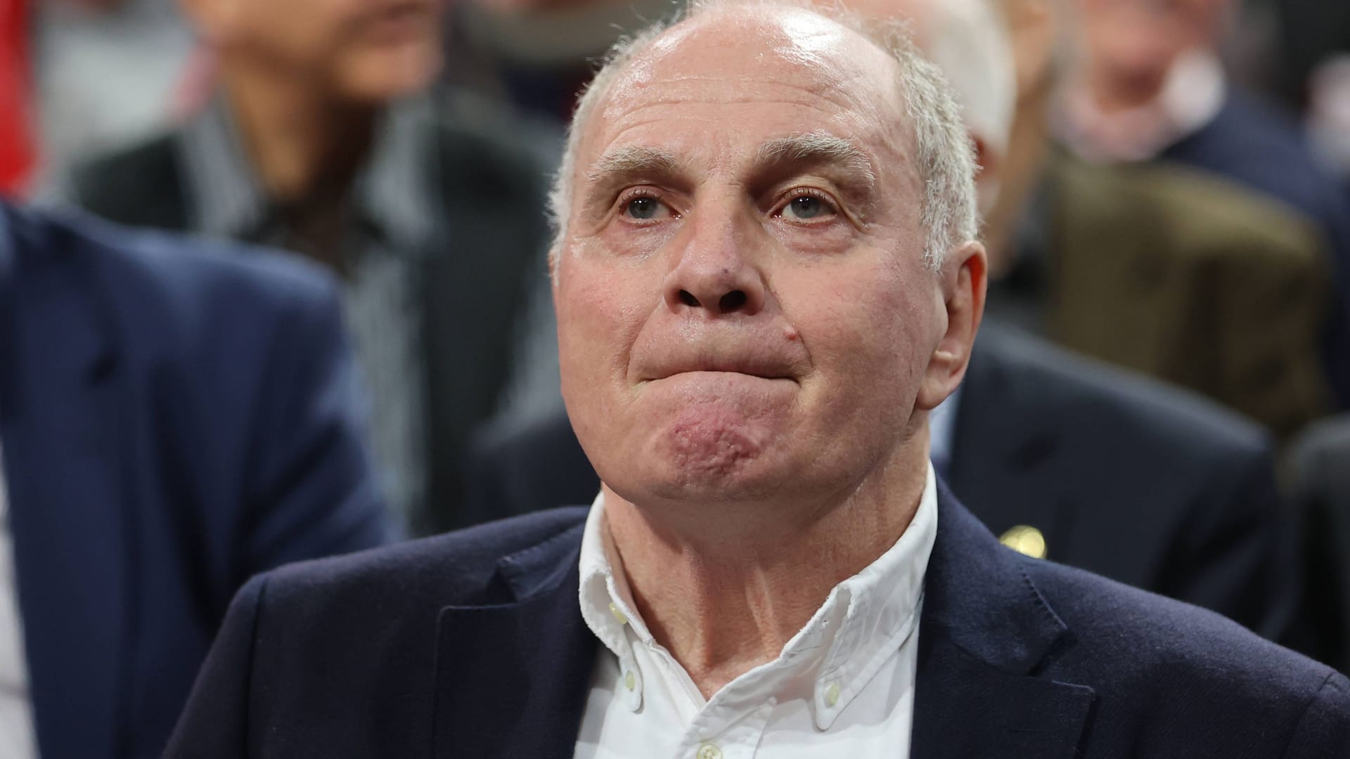 Uli Hoeneß: Auch der Ehrenpräsident verfolgte die Versammlung des FC Bayern aufmerksam.