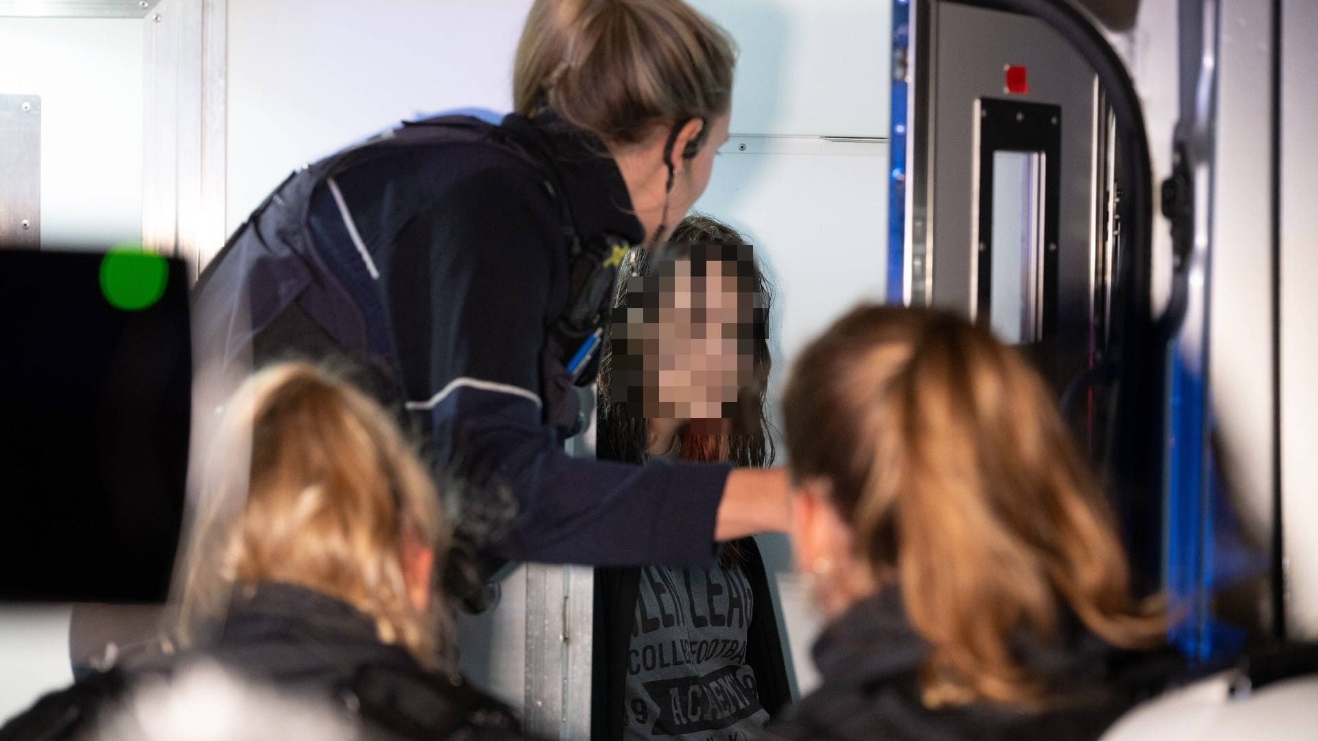 Eine Jugendliche wurde zwischenzeitlich festgenommen: Sie wurde später ihren Erziehungsberechtigen übergeben.