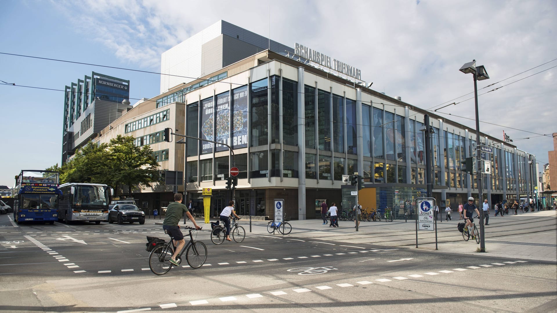 Symbolfoto: Oper und Schauspiel befinden sich derzeit noch in der Doppelanlage am Willy-Brandt-Platz. Symbolfoto: Oper und Schauspiel befinden sich derzeit noch in der Doppelanlage am Willy-Brandt-Platz.