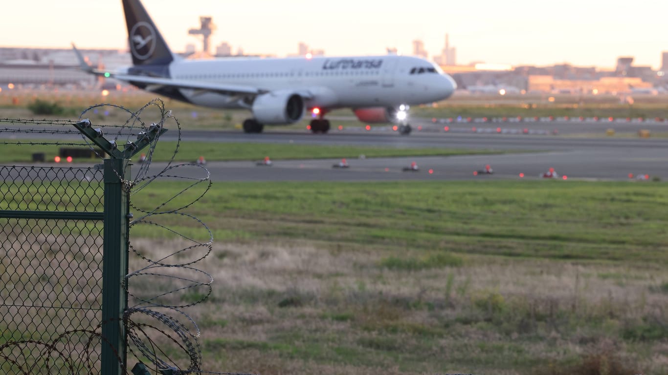 Ein Flugzeug der Fluggesellschaft Lufthansa startet auf dem Flughafen Frankfurt – Felix O. saß bereits am Gate und sollte abgeschoben werden.