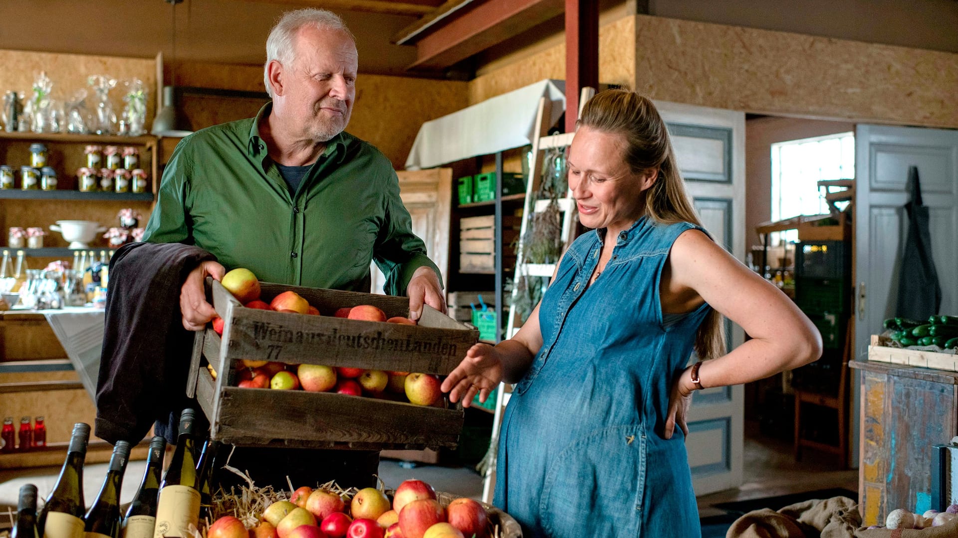 Borowski (Axel Milberg) im Gespräch mit der schwangeren Sarah Stindt (Anja Schneider).