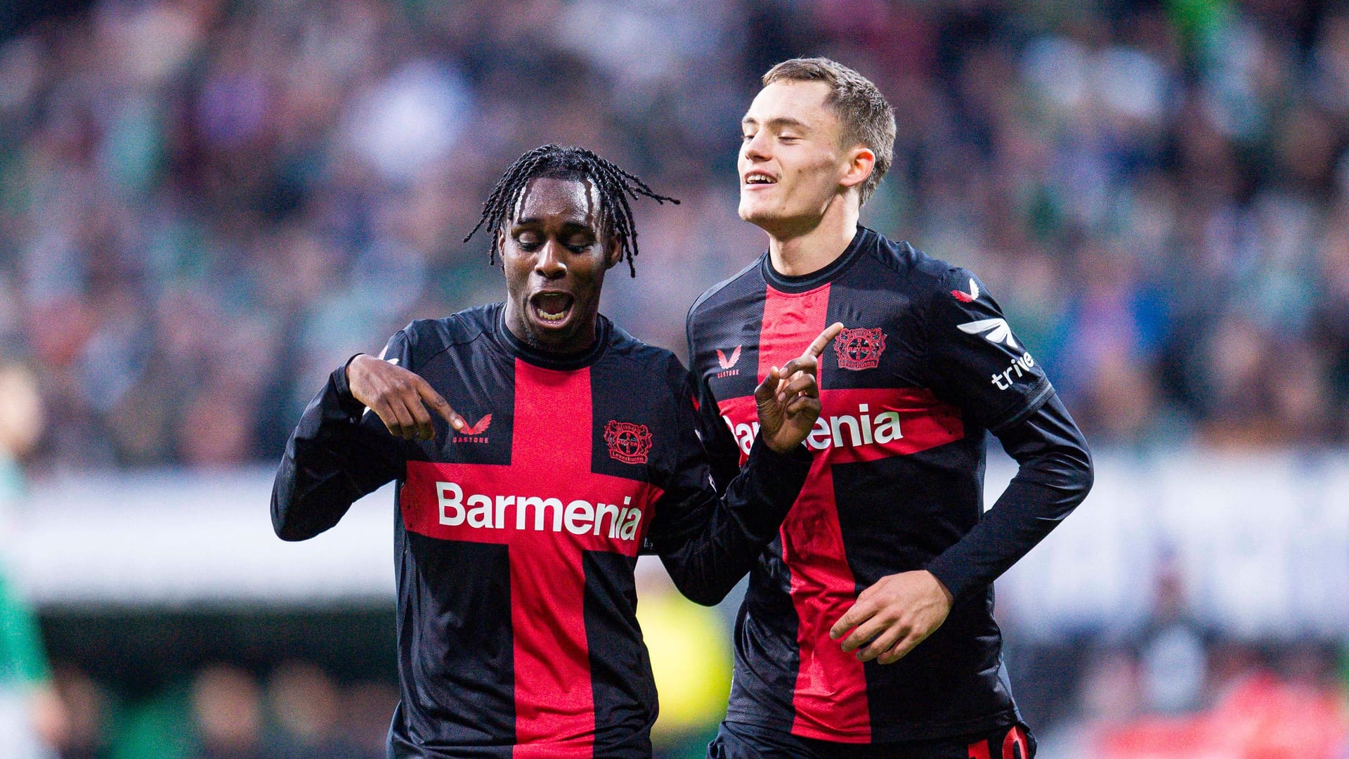 Gute Laune: Torschütze Jeremie Frimpong (l.) feiert sein Tor mit Florian Wirtz.