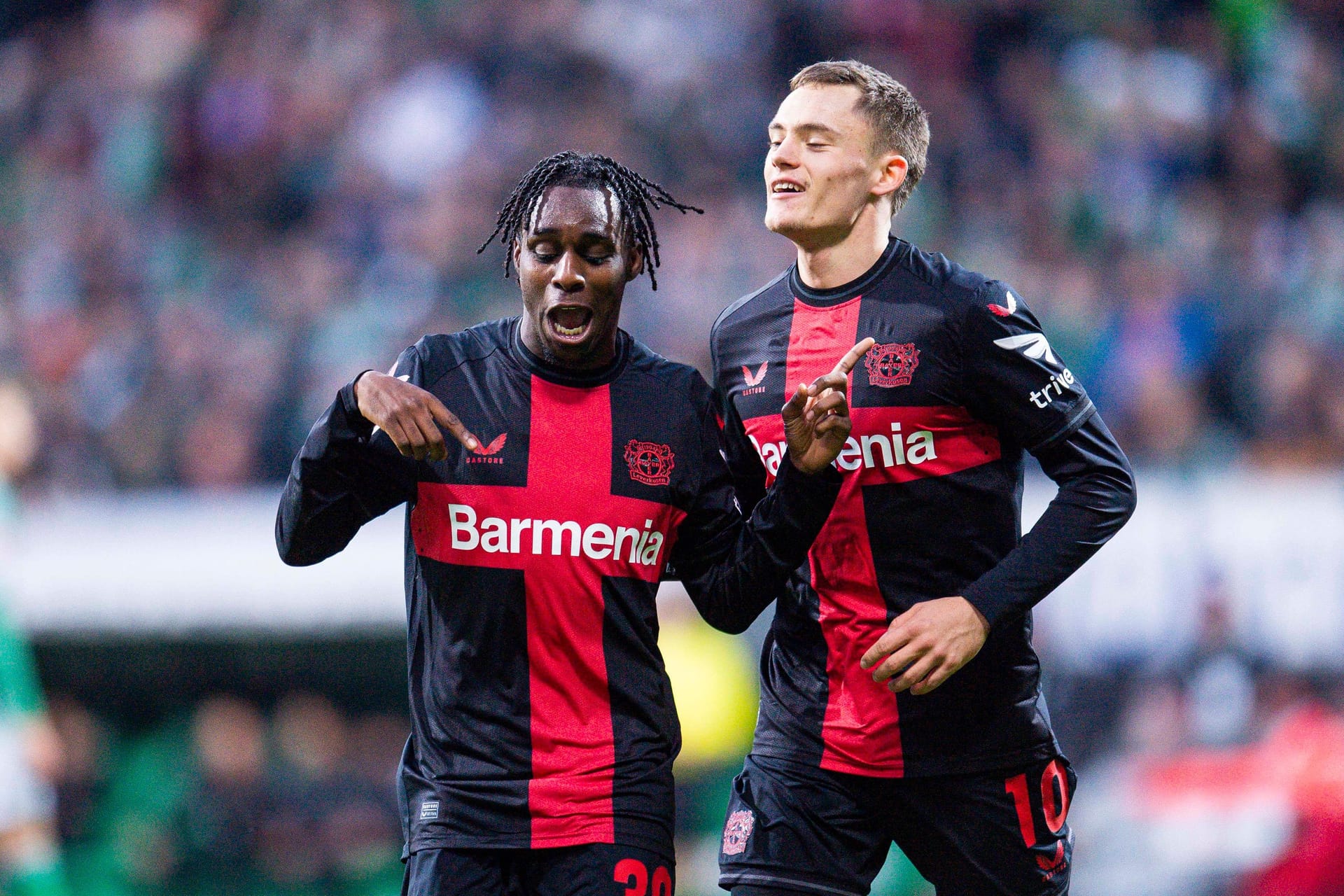 Gute Laune: Torschütze Jeremie Frimpong (l.) feiert sein Tor mit Florian Wirtz.