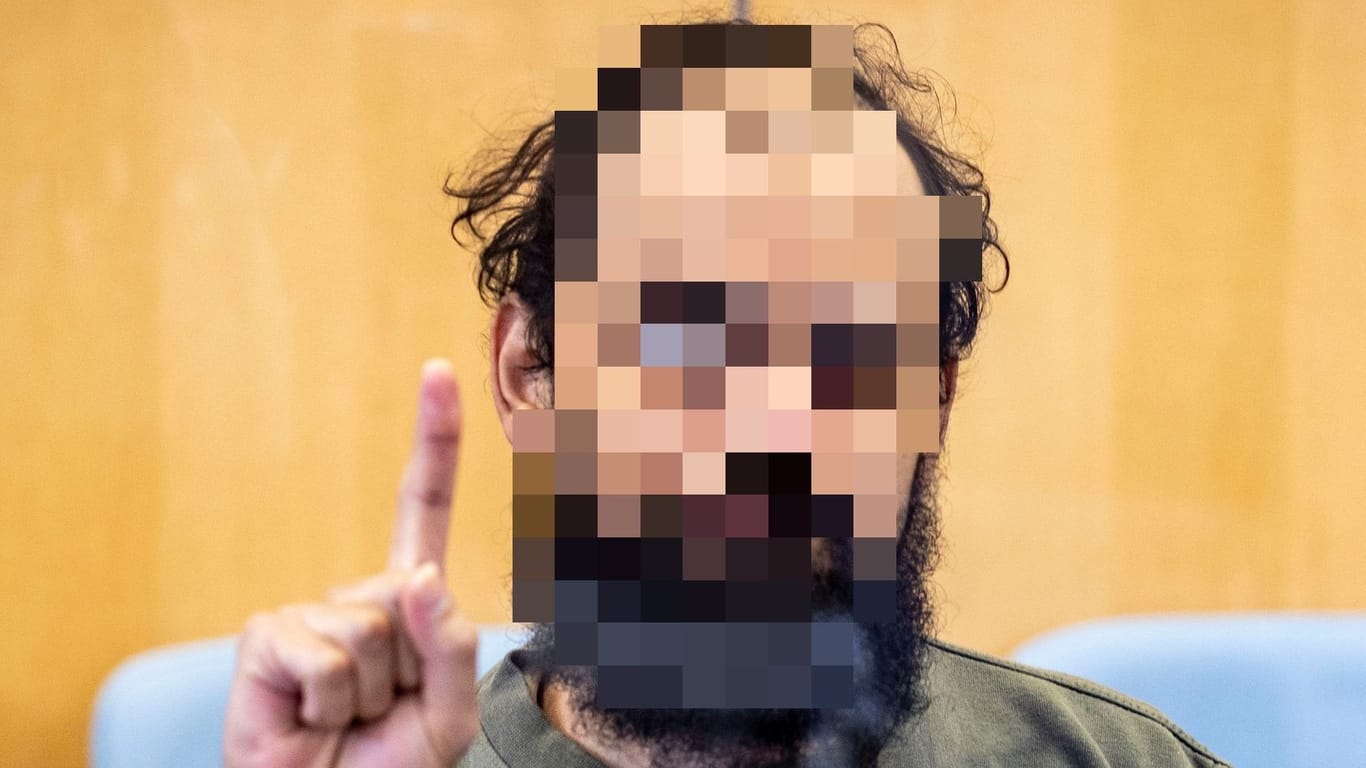 IS-Anhänger mit Gruß der Terroristen beim Prozess in Düsseldorf: Der Mann hat am Donnerstag ein Geständnis abgelegt.