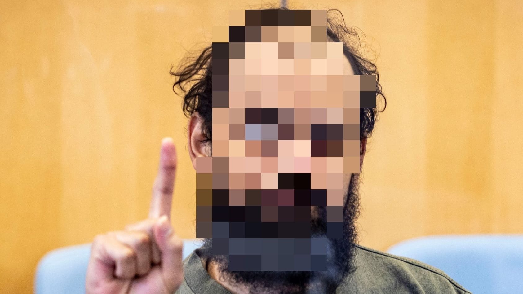 IS-Anhänger mit Gruß der Terroristen beim Prozess in Düsseldorf: Der Mann hat am Donnerstag ein Geständnis abgelegt. IS-Anhänger mit Gruß der Terroristen beim Prozess in Düsseldorf: Der Mann hat am Donnerstag ein Geständnis abgelegt.