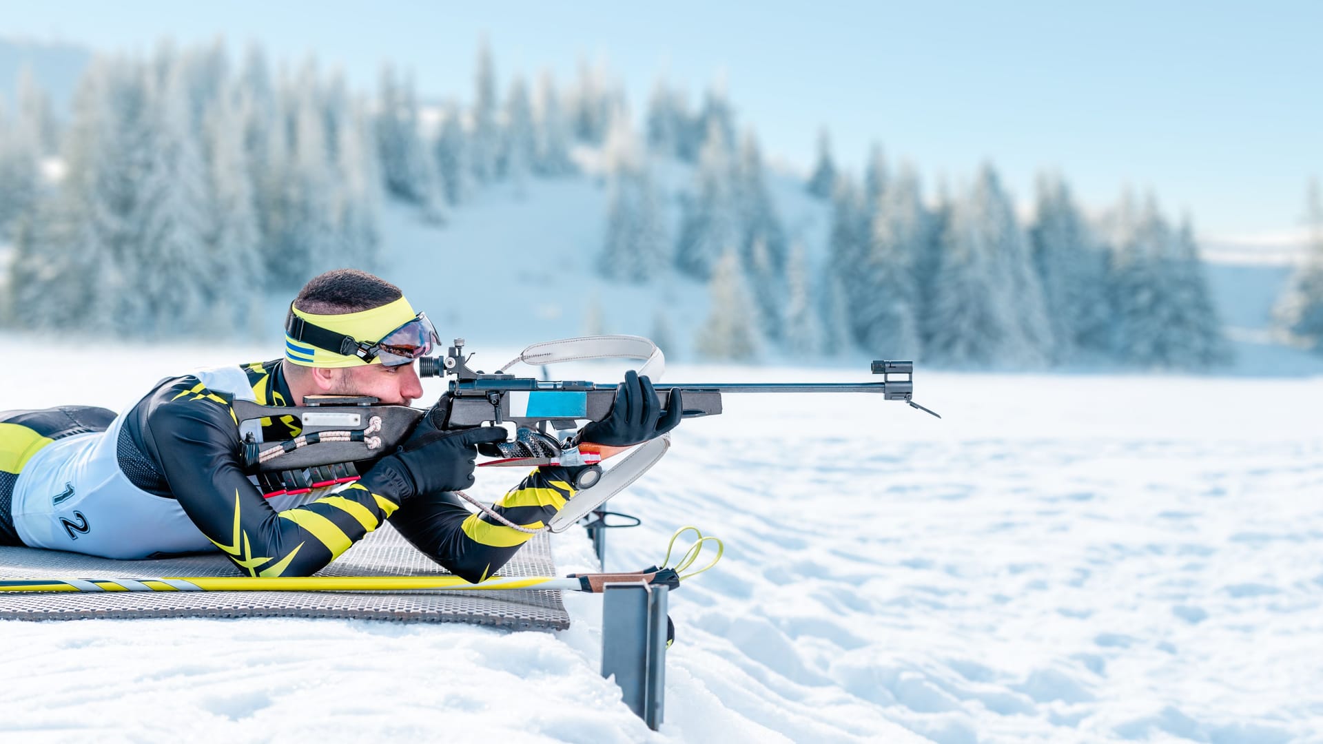 Ein Biathlet beim Schießen: Sind Sie ein Wintersport-Experte? Dann landen Sie bei diesem Quiz sicher einen Volltreffer.