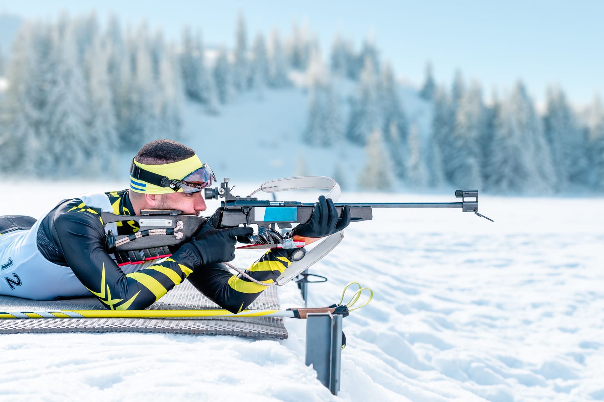 Ein Biathlet beim Schießen: Sind Sie ein Wintersport-Experte? Dann landen Sie bei diesem Quiz sicher einen Volltreffer.