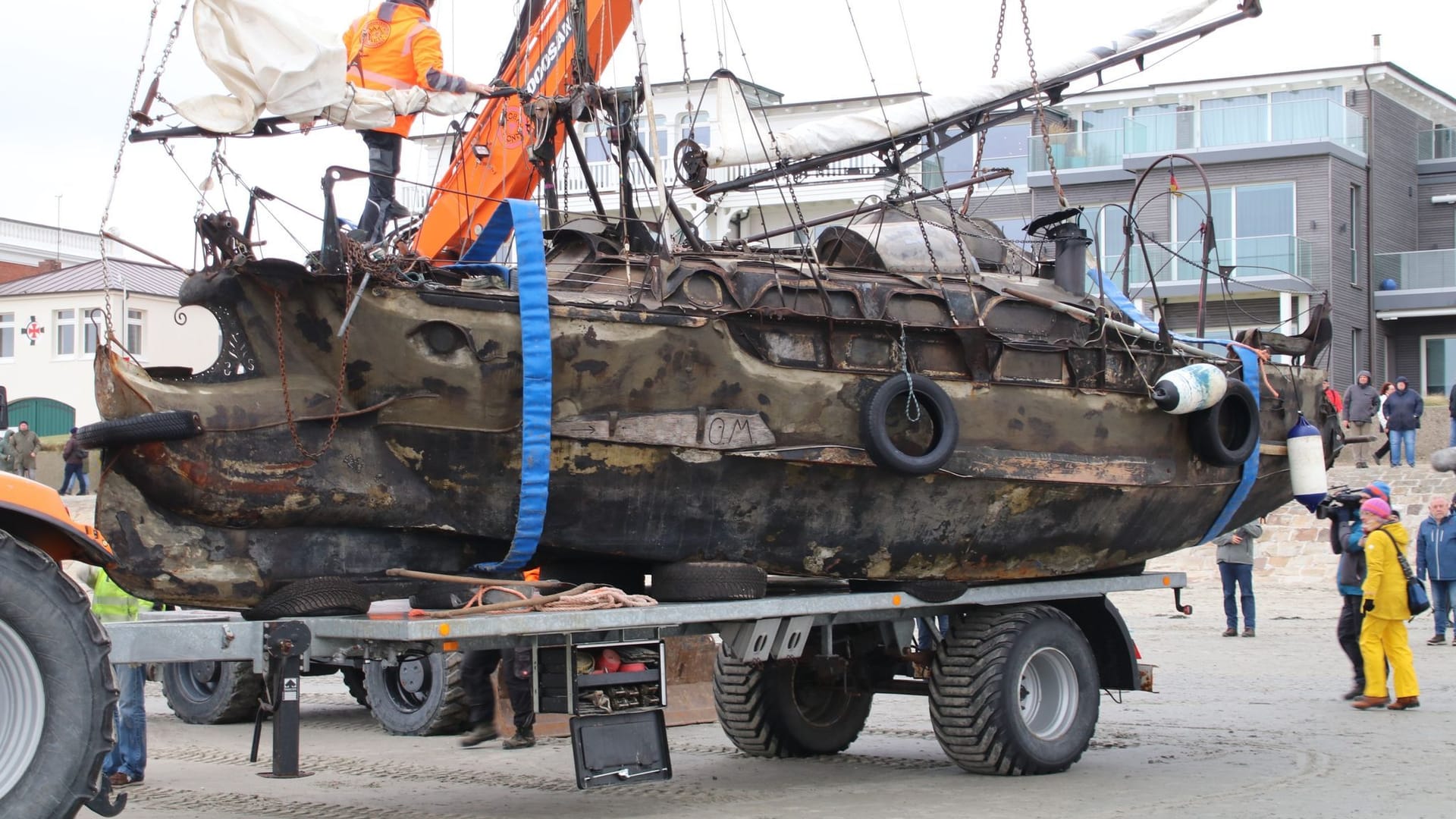 Segelschiff auf Norderney geborgen Segelschiff auf Norderney geborgen