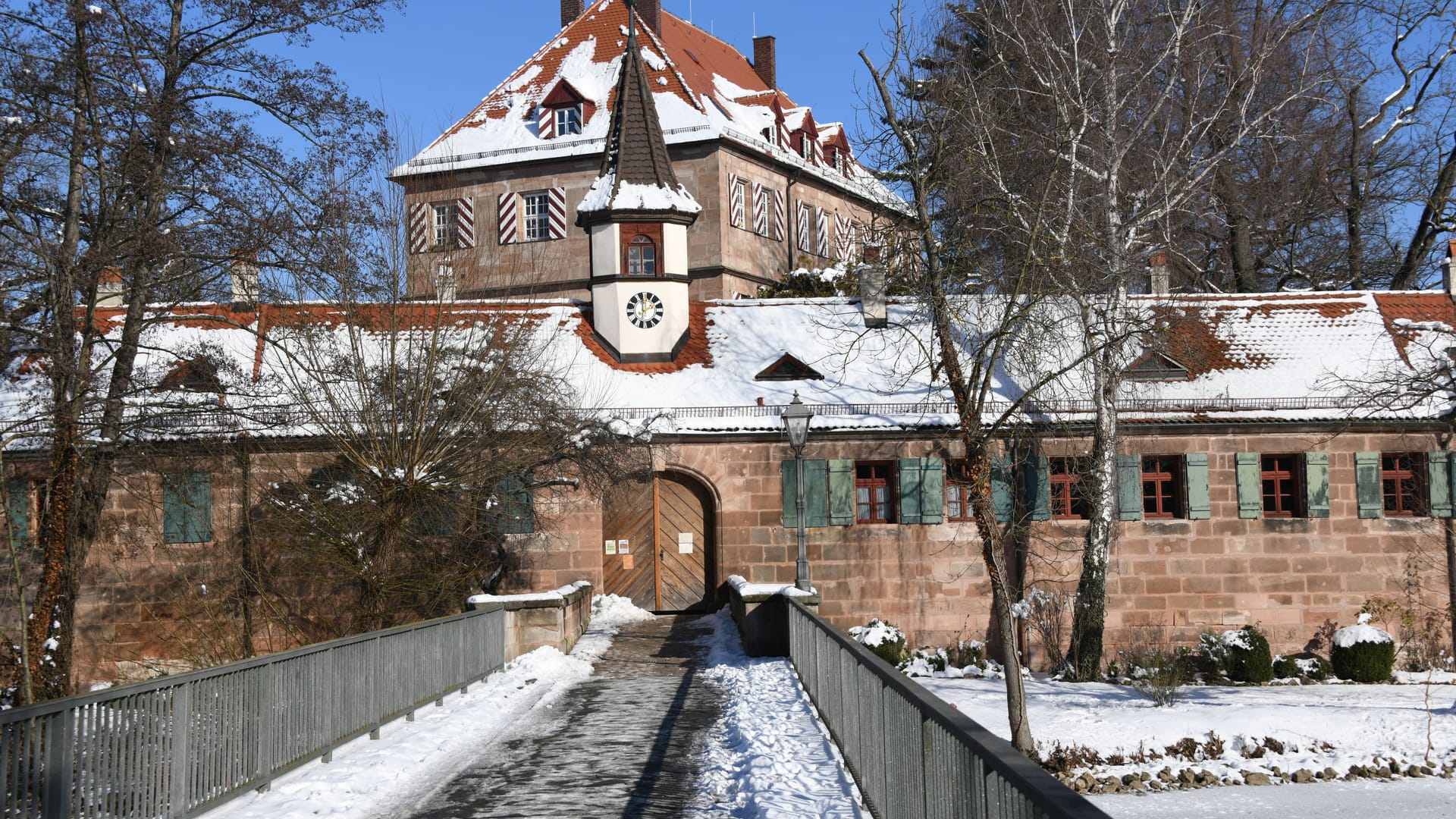 Das Zeltnerschloss: Im Innenhof des Wasserschlosses findet am ersten Adventswochenende ein Weihnachtsmarkt statt.