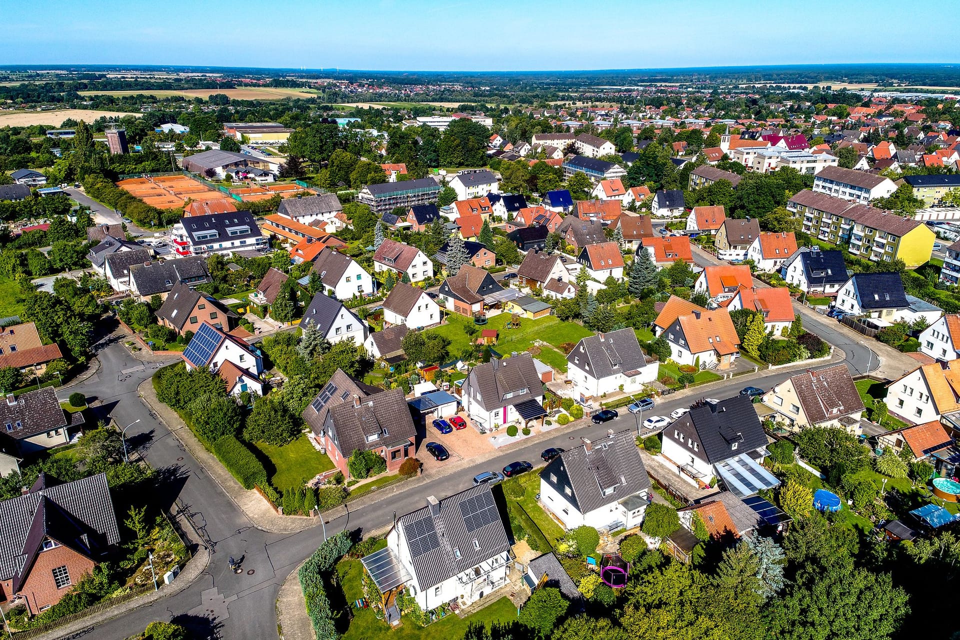 Viele Häuser in einer kleinen Stadt Viele Häuser in einer kleinen Stadt