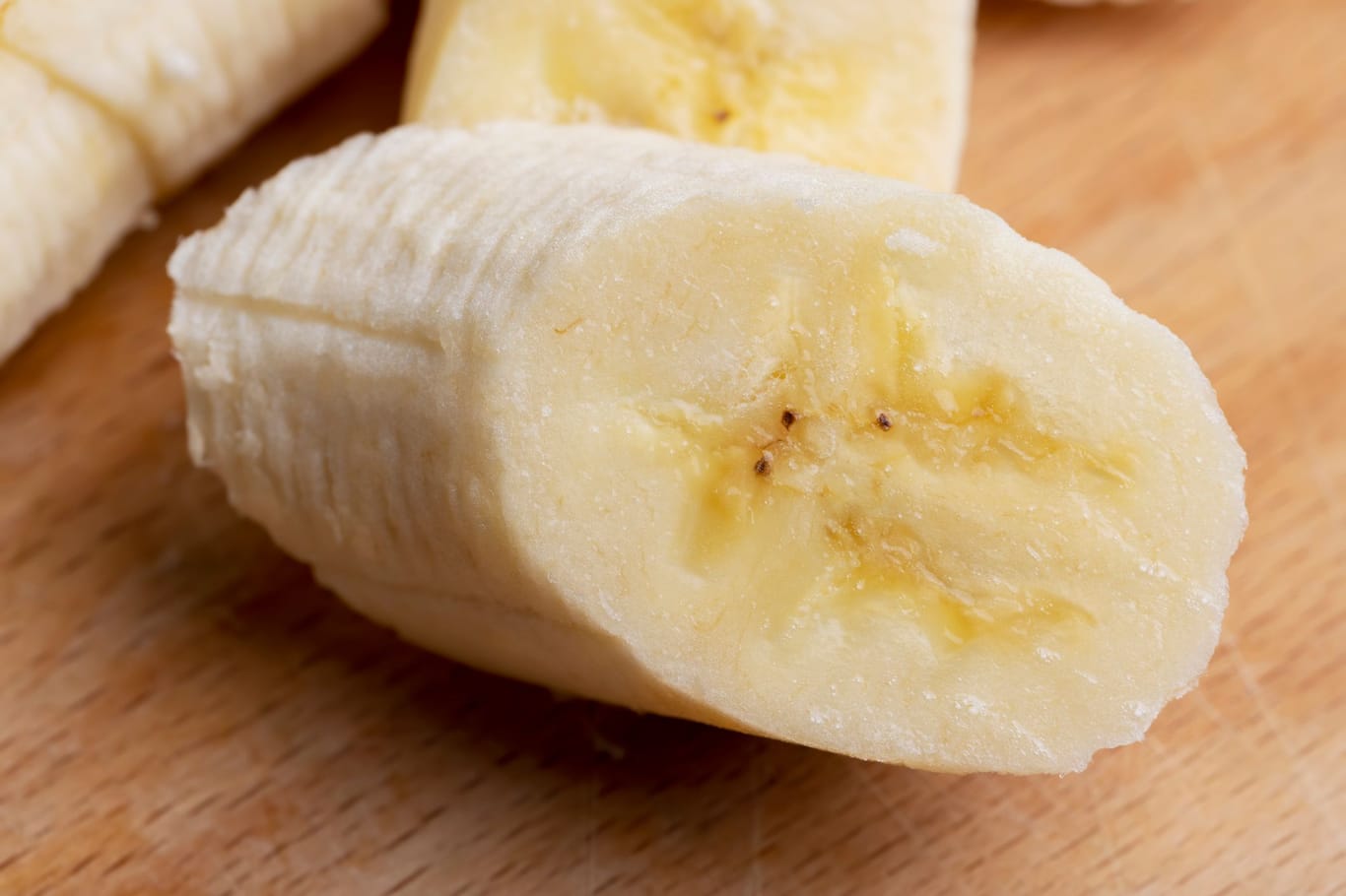Geschnittene Banane: Die kleinen braunen Punkte in der Banane können mitgegessen werden.