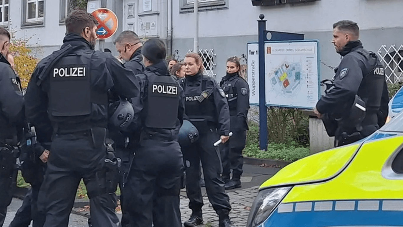 Polizeieinsatz nach Bombendrohung: Mehr als 30 Mal wurde evakuiert, gesperrt und durchsucht bei ZDF, an Gerichten, Rathäusern und Schulen nach den Droh-E-Mails.