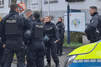 Polizeieinsatz nach Bombendrohung: Mehr als 30 Mal wurde evakuiert, gesperrt und durchsucht bei ZDF, an Gerichten, Rathäusern und Schulen nach den Droh-E-Mails.