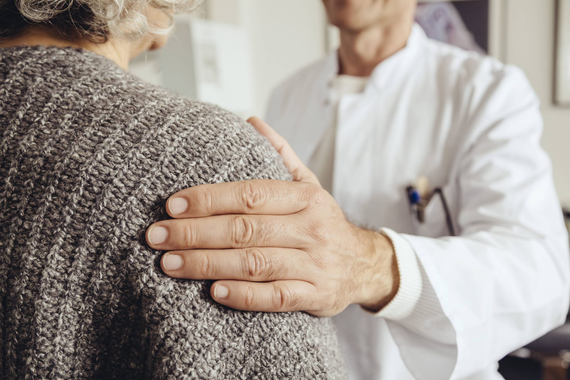 Ein Arzt unterhält sich mit einer Patientin (Symbolbild): In Neuss wurde eine Patientin von einem falschen Arzt bestohlen.