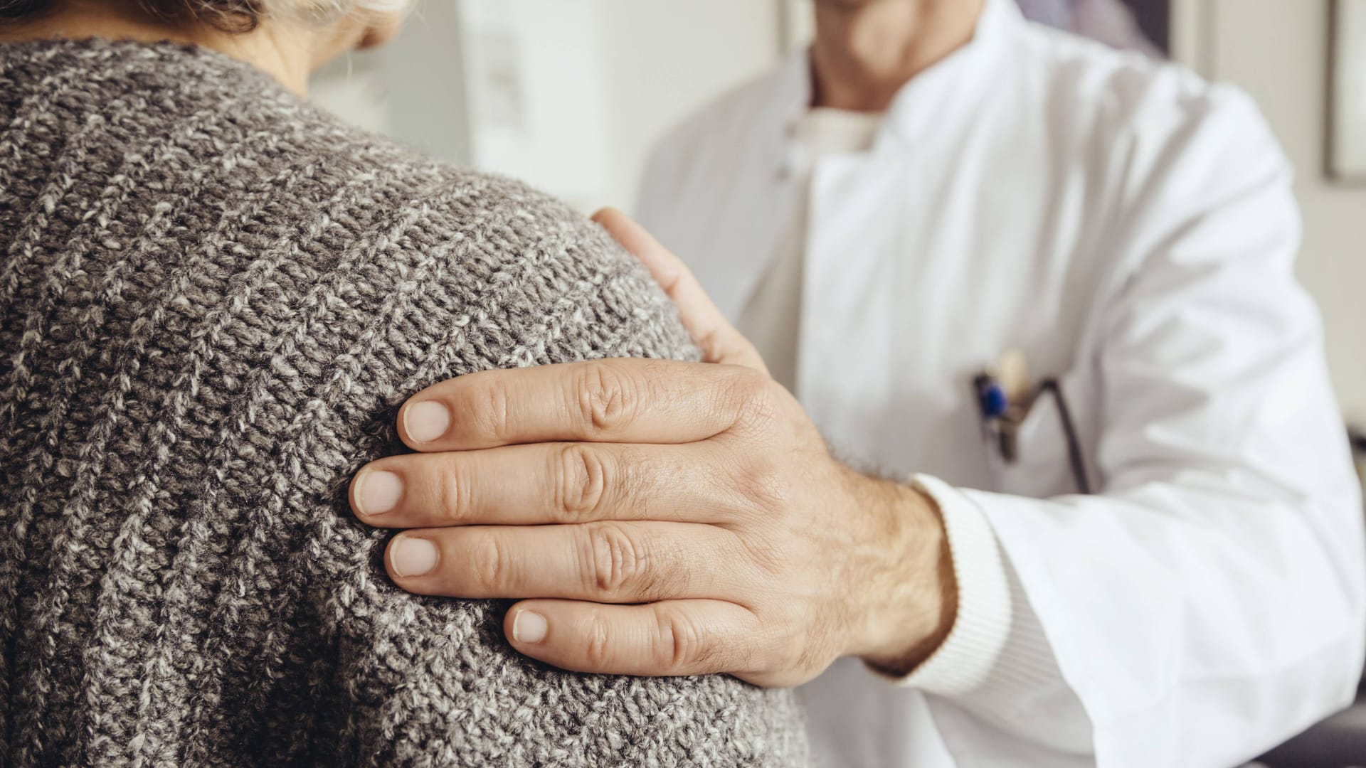 Ein Arzt unterhält sich mit einer Patientin (Symbolbild): In Neuss wurde eine Patientin von einem falschen Arzt bestohlen.