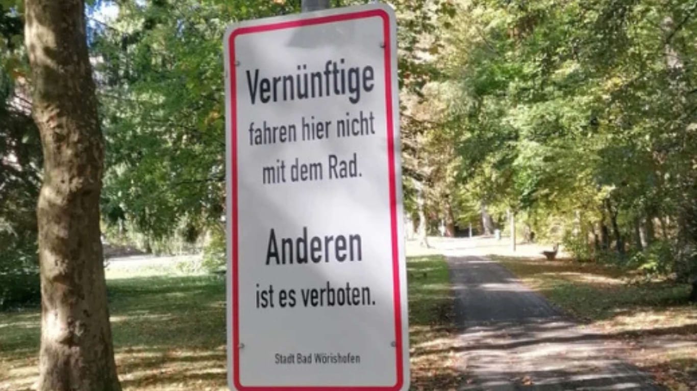 Verkehrsschild in bayerischem Ort: Viele Nutzer kritisierten das Schild.