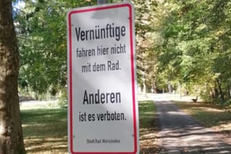 Verkehrsschild in bayerischem Ort: Viele Nutzer kritisierten das Schild.