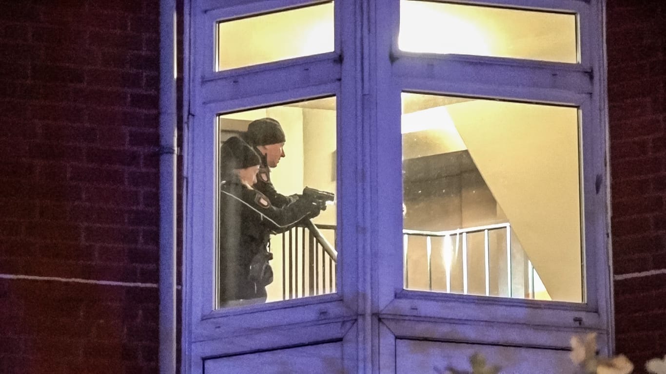 Polizisten stürmen eine Wohnung auf St. Pauli: Einem Mann gelang die Flucht.