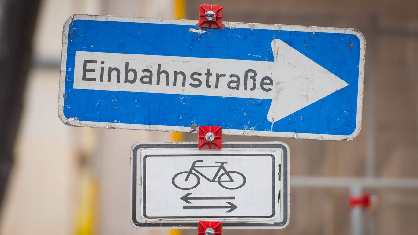 Zusatzzeichen für Radfahrer: In diesem Fall dürfen sie die Einbahnstraße in beide Richtungen befahren.