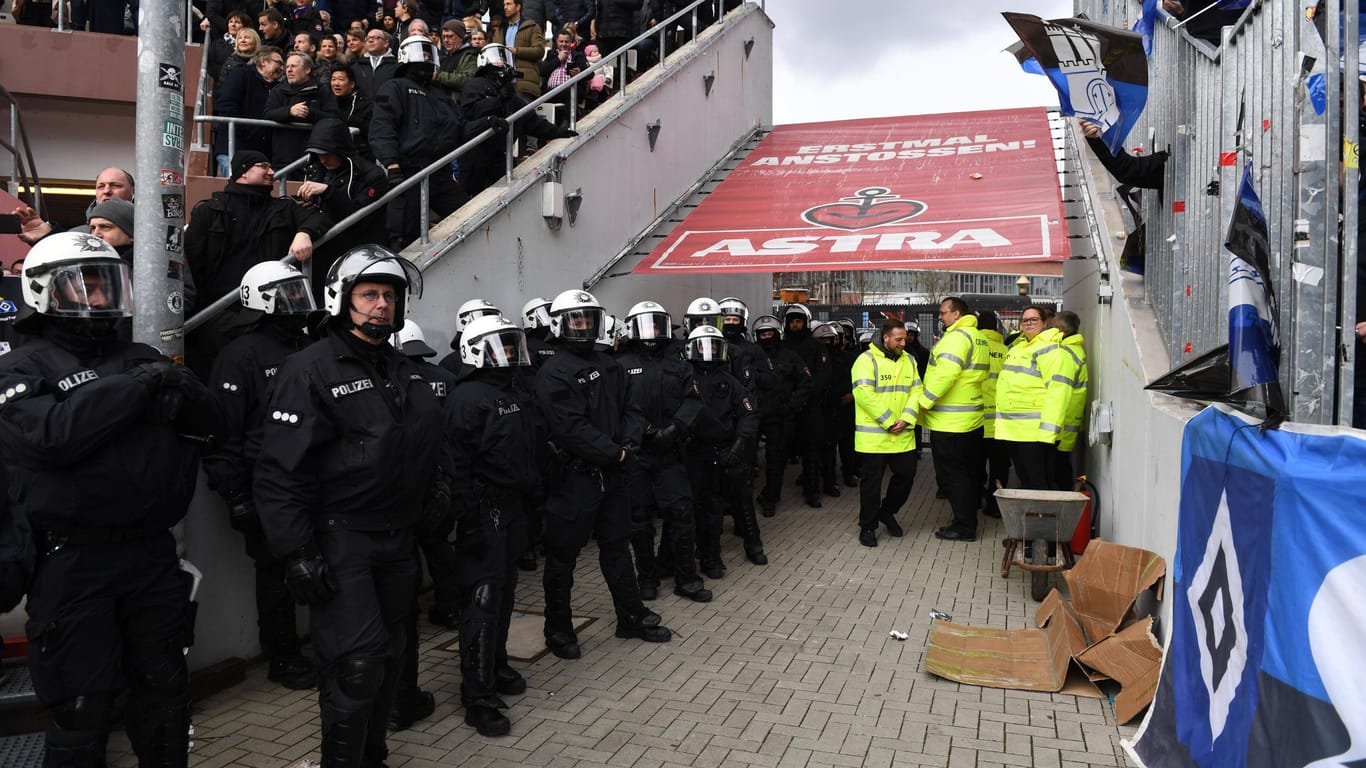 Polizei zwischen Fans von St. Pauli (l.) und des HSV (Symbolbild): Nach unschönen Szenen beim letzten Derby am Millerntor gibt es nun eine Warnung.