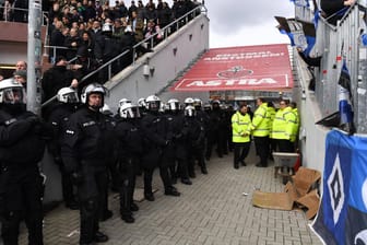 Polizei zwischen Fans von St. Pauli (l.) und des HSV (Symbolbild): Nach unschönen Szenen beim letzten Derby am Millerntor gibt es nun eine Warnung.