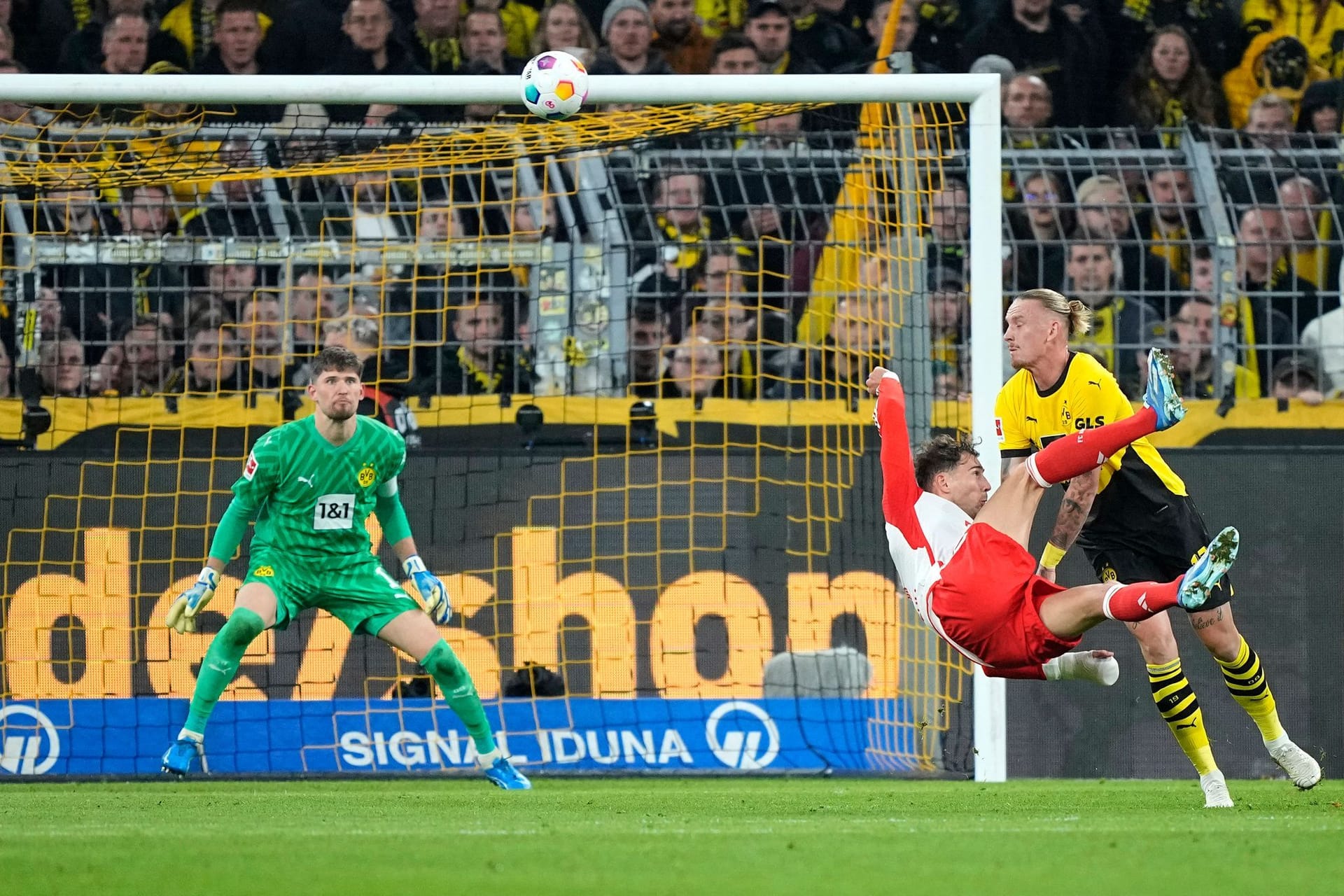 Leon Goretzka: Nach Handbruch mit Schiene zurück in der Startelf. Auch der zweite Ex-Schalker im Team der Bayern wirkte hoch motiviert. Leitete das 2:0 mit tollem Pass auf Sané ein. Störte Reus entscheidend beim Torschuss (26.). Giftig in den Zweikämpfen. Probierte es artistisch per Seitfallzieher (36.). Rückte dann in die Innenverteidigung. Insgesamt ein sehr starkes Comeback. Note 2