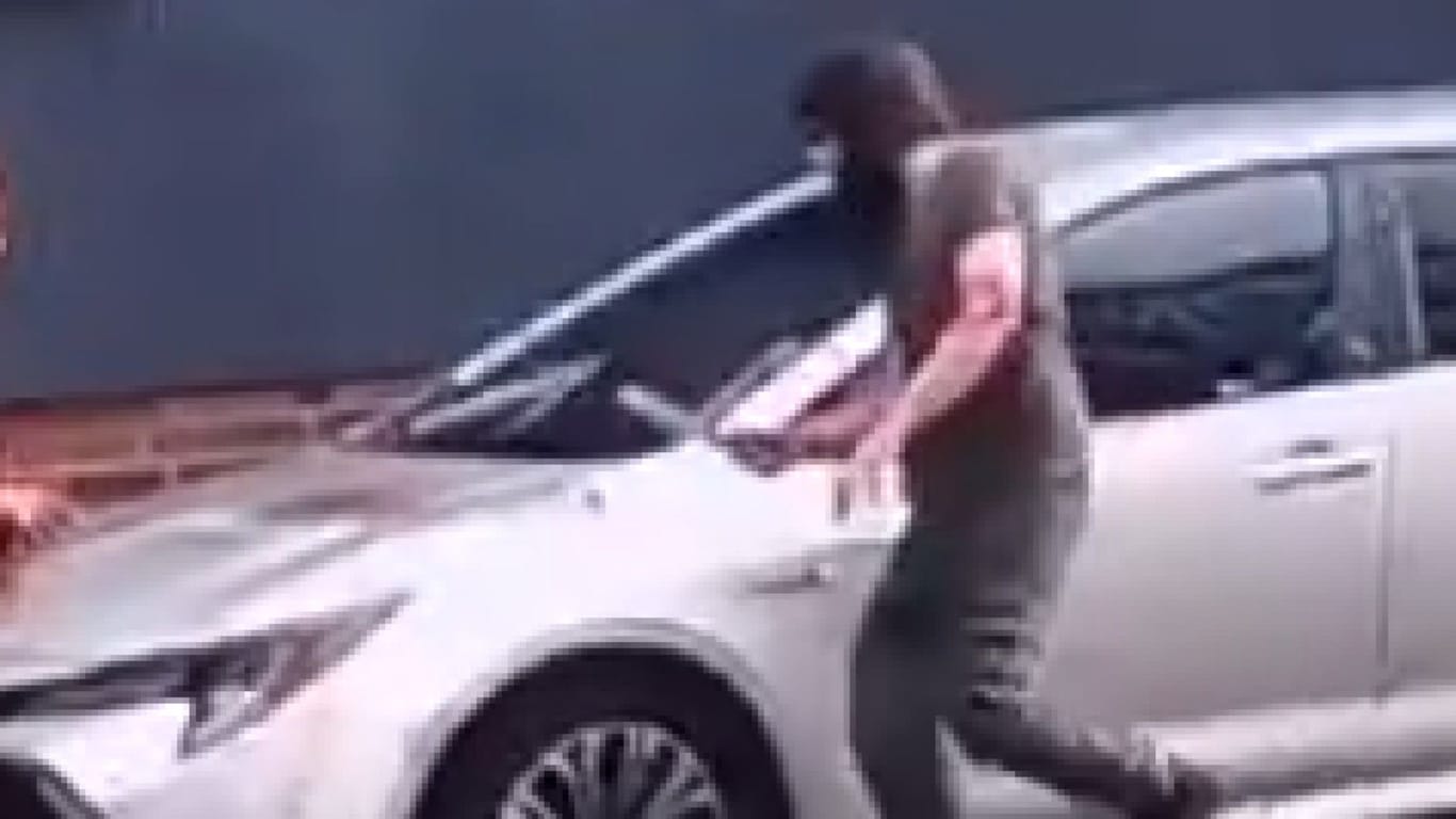 Szene aus dem Augenzeugenvideo: Der Angreifer hat eine Stichwaffe mit langer Klinge in der Hand.
