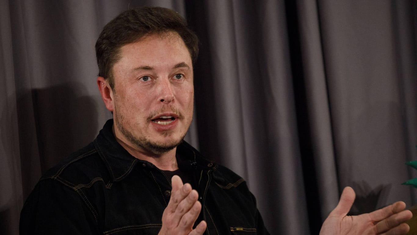 Elon Musk (Archivbild): Der Milliardär hat einem antisemitischen Beitrag auf X zugestimmt.