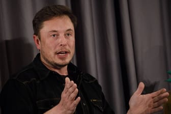 Elon Musk (Archivbild): Der Milliardär hat einem antisemitischen Beitrag auf X zugestimmt.
